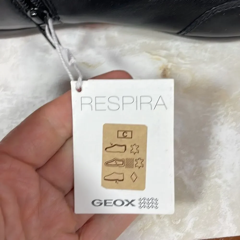 NWT Geox Avery booties